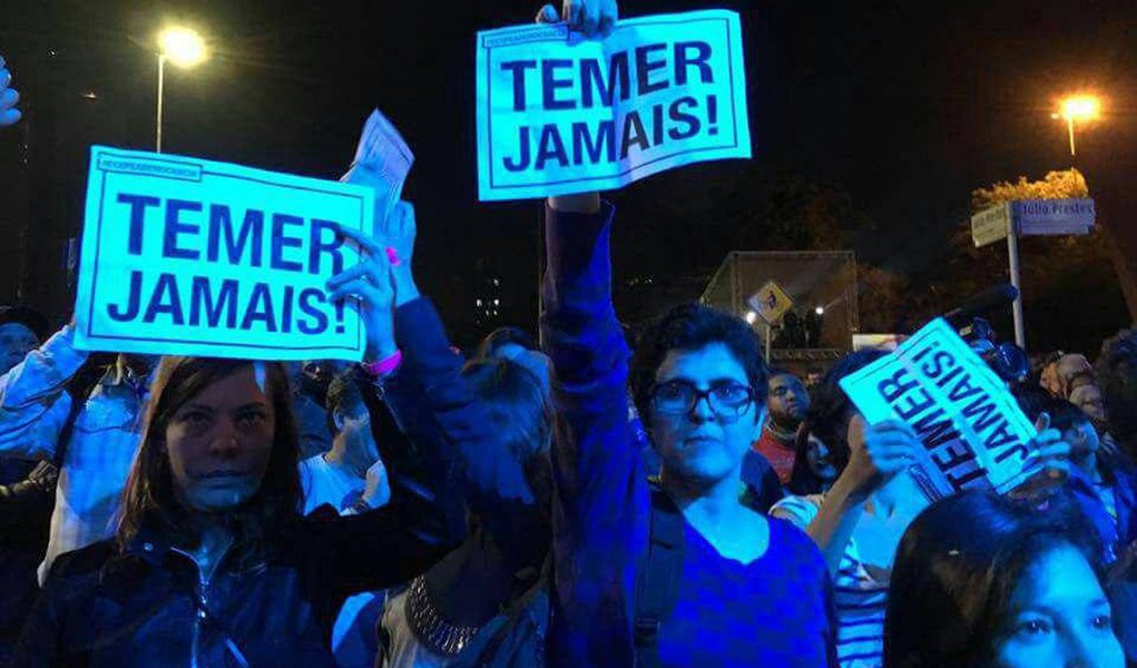 No primeiro dia do evento na capital paulista, shows e demais apresentações artísticas foram marcadas, nos palcos e no público, por protestos contra o governo que assumiu o lugar de Dilma Rousseff; vídeo em que manifestantes aparecem com cartazes de "Temer jamais" em uma entrada ao vivo na TV Globo circula nas redes sociais; transmissão do evento foi cortada pela Empresa Brasil de Comunicação (EBC), que acaba de receber um novo presidente nomeado por Michel Temer