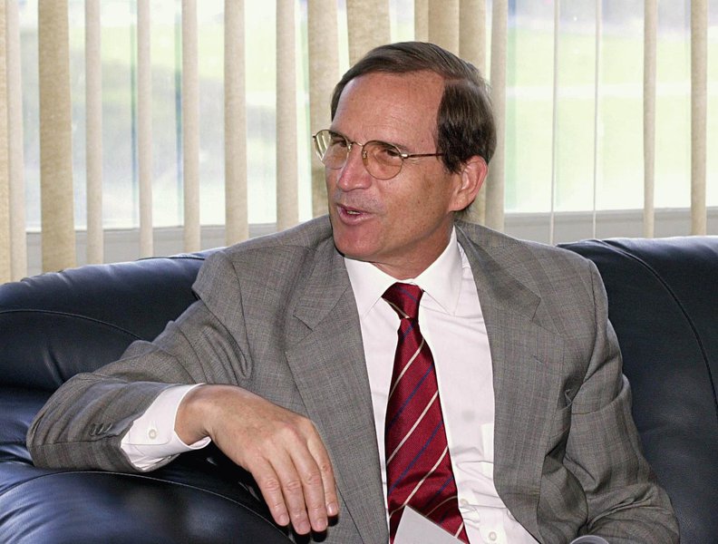 Com a crise econômica e a situação internacional desfavorável, houve desvalorização significativa do real, o que deu à indústria algum espaço para respirar. Mas o cenário negativo afetou os investimentos e causou uma queda na demanda por produtos industrializados; a crise política tornou mais grave a situação, gerando incerteza sobre a capacidade das lideranças de colocar a economia nos eixos; "A indústria, já abatida, teve que se adaptar da pior forma possível: cortou gastos e demitiu funcionários", diz Luiz Fernando Furlan, ministro de Desenvolvimento, Indústria e Comércio no governo Lula