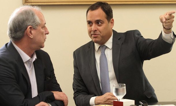 A primeira parada do presidenciável do PDT, Ciro Gomes, hoje, em Pernambuco, se dará na casa da ex-primeira-dama, Renata Campos. O encontro está previsto para ocorrer à tarde, quando ele deve desembarcar no Recife. O governador Paulo Câmara, vice-presidente nacional do PSB, estará na agenda, assim como o presidente estadual do PDT, Wolney Queiroz