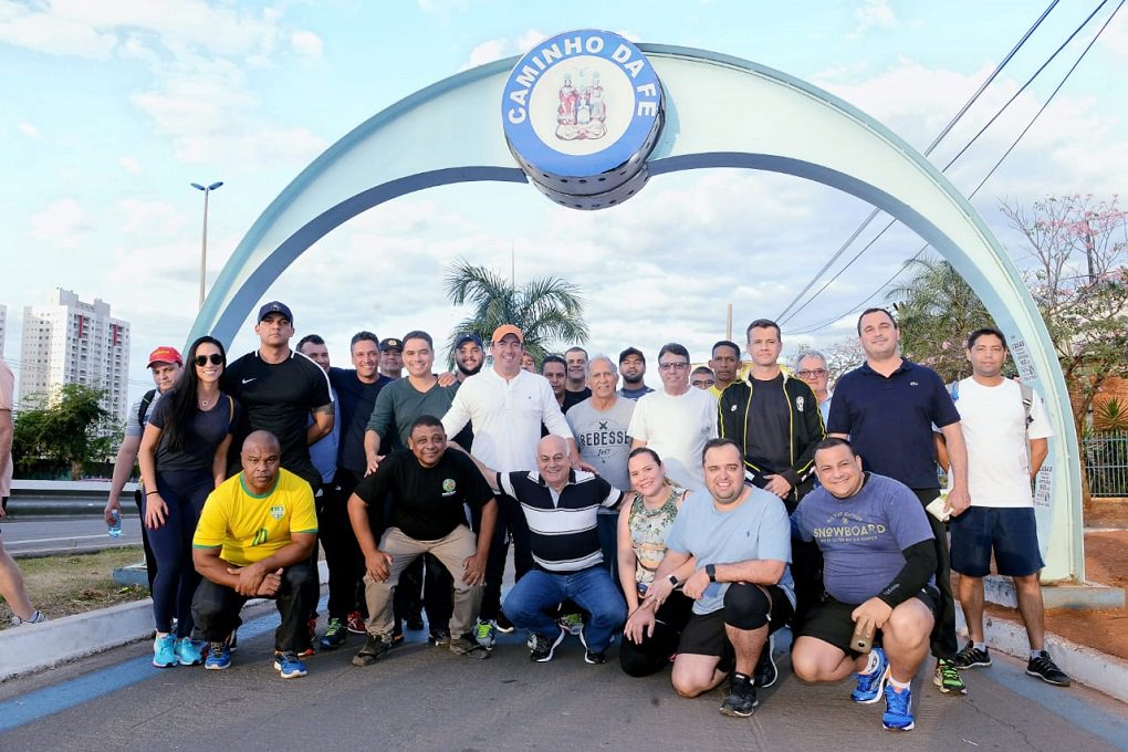 O presidente da Assembleia Legislativa de Goiás, José Vitti (PSDB), participou da tradicional caminhada de Goiânia a Trindade, pela GO-060, a Rodovia dos Romeiros, no final da tarde desta segunda-feira, 25; a peregrinação pelo percurso, de cerca de 18 quilômetros, é parte da programação da Romaria do Divino Pai Eterno. Vitti foi acompanhado do deputado Helio de Sousa, ex-presidente da Casa e parceiro de caminhada pelo terceiro ano consecutivo, e de diversos servidores da Alego