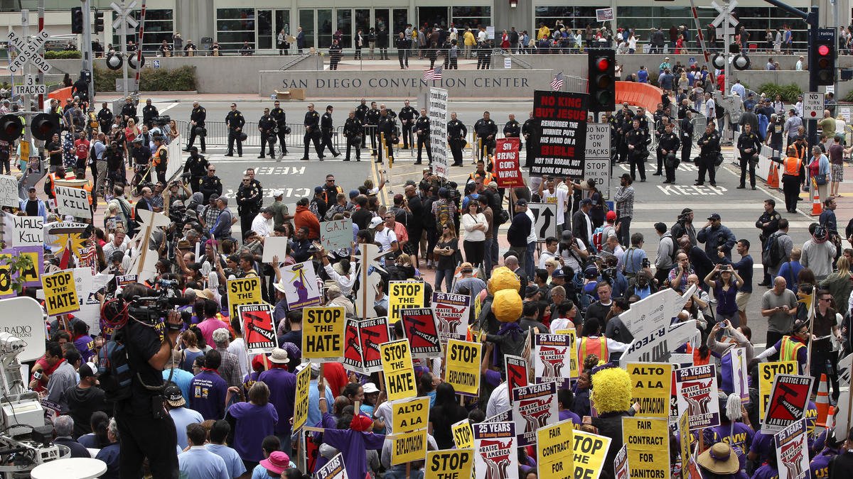 Milhares de pessoas favoráveis e contrários a Donald Trump entraram em confronto nesta sexta-feira (27) na Califórnia, durante dois discursos do aspirante a candidato republicano nas eleições presidenciais dos Estados Unidos; foram detidas pelo menos 13 pessoas; um porta-voz da polícia disse que 12 pessoas foram detidas em San Diego, no Sudoeste dos EUA