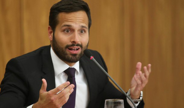 "O que não pode acontecer é essa satanização do instrumento, que até hoje tem se revelado o principal financiador da cultura. Acho que críticas são bem-vindas, que sim, há distorções a serem corrigidas, mas não podemos demonizar a Lei Rouanet", disse o secretário nacional de Cultura, o diplomata de carreira Marcelo Calero, nesta quarta (18), durante coletiva