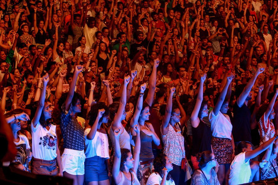 Ontem, em show de reinauguração da concha acústica de Salvador, bastou um protesto de Carlinhos Brown contra a extinção do Ministério para a platéia – quase toda de jovens – explodir num coro de “Fora Temer”; assista