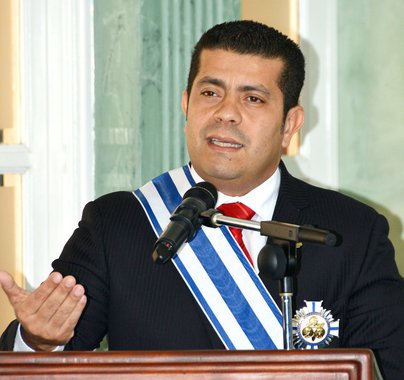 A Venezuela negou que tenha adotado qualquer medida contra o novo governo brasileiro, por ter chamado ao país embaixador Alberto Castellar (foto); segundo o Itamaraty, o governo venezuelano explicou que Castellar deixou Brasília para participar de um compromisso, agendado há algum tempo; explicação foi dada ao embaixador brasileiro na capital venezuelana
