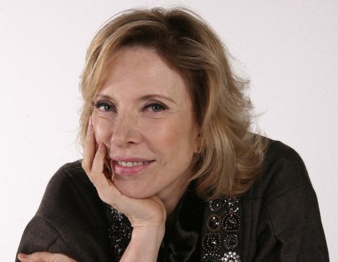 Em busca de uma mulher para assumir a Secretaria Nacional de Cultura, o presidente interino Michel Temer sofreu um revés na noite de ontem, com a recusa da jornalista Marília Gabriela ao cargo; o convite foi levado pela senadora Marta Suplicy (PMDB-SP), mas Marília decidiu não aceitá-lo; Temer tem sido criticado por ter nomeado apenas homens para a sua equipe e por ter fundido as áreas de Educação e Cultura; ontem, ao anunciar que será criada a Secretaria Nacional de Cultura, o ministro Eliseu Padilha, da Casa Civil, disse que Temer exigia que a vaga fosse ocupada por uma mulher