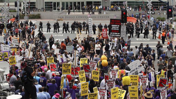 Milhares de pessoas favoráveis e contrários a Donald Trump entraram em confronto nesta sexta-feira (27) na Califórnia, durante dois discursos do aspirante a candidato republicano nas eleições presidenciais dos Estados Unidos; foram detidas pelo menos 13 pessoas; um porta-voz da polícia disse que 12 pessoas foram detidas em San Diego, no Sudoeste dos EUA