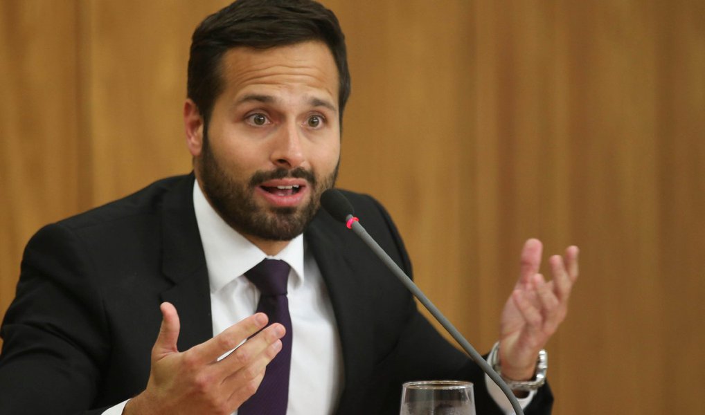 "O que não pode acontecer é essa satanização do instrumento, que até hoje tem se revelado o principal financiador da cultura. Acho que críticas são bem-vindas, que sim, há distorções a serem corrigidas, mas não podemos demonizar a Lei Rouanet", disse o secretário nacional de Cultura, o diplomata de carreira Marcelo Calero, nesta quarta (18), durante coletiva