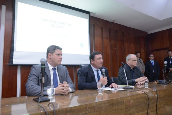 O presidente da Assembleia Legislativa, José Vitti (PSDB), promoveu nesta terça-feira, 26, o lançamento do livro “O voto do brasileiro”, de autoria do cientista político Alberto Carlos Almeida; a obra, lançada no Auditório Costa Lima da Casa de Leis, é fruto de uma parceria firmada com a Brasilis-Instituto Análise e a Editora Record e trata do sistema eleitoral brasileiro, em especial uma análise do resultado das três últimas eleições presidenciais; Vitti ressaltou a importância do evento e disse se sentir honrado por sediar no Parlamento goiano o lançamento do livro, que segundo ele, é uma excelente bagagem literária