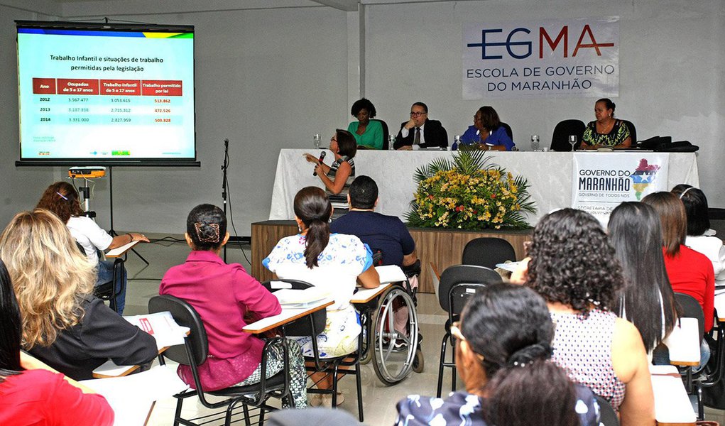 Com o objetivo de fortalecer a erradicação do trabalho infantil no Maranhão, o governo estadual, por meio da Secretaria de Estado de Desenvolvimento Social (Sedes), realizou nesta semana a abertura do Encontro Estadual de Ações Estratégicas do PETI (Programa de Erradicação do Trabalho Infantil); o encontro tem o objetivo de instrumentalizar a gestão do programa nos municípios em relação ao planejamento, a execução e ao monitoramento das ações estratégicas nos territórios para fortalecer a erradicação do trabalho infantil no estado; de acordo com o IBGE, no Maranhão, foram identificados, 104.257 de crianças de cinco anos ou mais de idade realizando algum tipo de trabalho infantil
(Foto: Leonardo Lucena) Com o objetivo de fortalecer a erradicação do trabalho infantil no Maranhão, o governo estadual, por meio da Secretaria de Estado de Desenvolvimento Social (Sedes), realizou nesta semana a abertura do Encontro Estadual de Ações Estratégicas do PETI (Programa de Erradicação do Trabalho Infantil); o encontro tem o objetivo de instrumentalizar a gestão do programa nos municípios em relação ao planejamento, a execução e ao monitoramento das ações estratégicas nos territórios para fortalecer a erradicação do trabalho infantil no estado; de acordo com o IBGE, no Maranhão, foram identificados, 104.257 de crianças de cinco anos ou mais de idade realizando algum tipo de trabalho infantil
