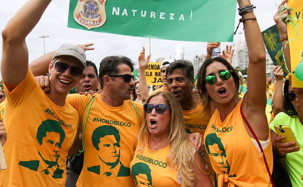 Atores como Márcio Garcia, Marcelo Serrano, Suzana Vieira e Malvino Salvador têm recebido duras críticas nas redes sociais por ter apoiado o afastamento da presidente Dilma e agora ter visto o fim do Ministério da Cultura; enquanto artistas como Wagner Moura e Caetano Veloso criticam a decisão, esse grupo minimiza; "Mais vale a participação de uma classe junto aos órgãos competentes do que especificamente haver um ministério exclusivo para atender às demandas", disse Malvino Salvador; "Artistas consagrados precisam de dinheiro público? Será que não conseguem viver dos seus admiradores?", questionou Marcelo Madureira, ex-Casseta e Planeta, que defendeu também o fim da meia-entrada para estudantes e idosos