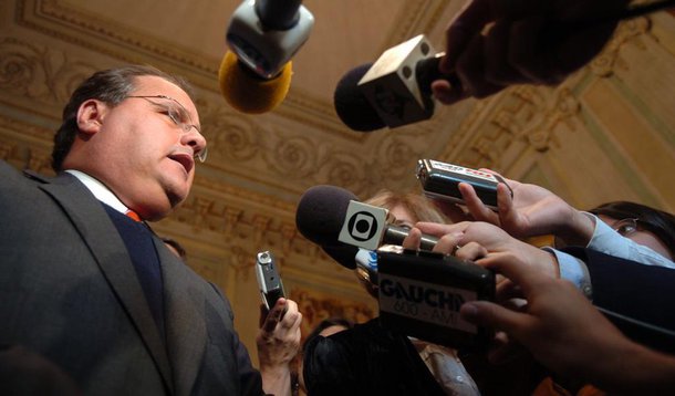 "O debate sobre aumento de impostos não deveria transitar momento", disse o ministro da Secretaria de Governo, Geddel Vieira Lima; com um déficit de até R$ 136 bilhões, equipe de Henrique Meirelles cogita apresentar a volta da CPMF para mostrar aos investidores nacionais e internacionais que a dívida pública brasileira não ficará fora dos trilhos e que voltará a cair no médio prazo
