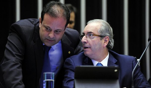 Líder do governo Temer na Câmara, André Moura (PSC-SE), e o deputado afastado Eduardo Cunha (PMDB-RJ) querem criminalizar quem "induzir ou instigar a gestante" a praticar o aborto ou lhe auxiliar a fazer; projeto de Lei de autoria dos dois sofreu alterações na Comissão de Constituição e Justiça (CCJ), onde recebeu emenda criminalizando também os casos de estupro; projeto aguarda votação no Plenário da Câmara; Moura é investigado no Supremo Tribunal Federal em inquérito no âmbito da Lava-Jato, junto com Eduardo Cunha e um grupo de deputados, por supostamente apresentar requerimentos que serviriam para pressionar empresários; aliado de Eduardo Cunha é investigado também por tentativa de homicídio