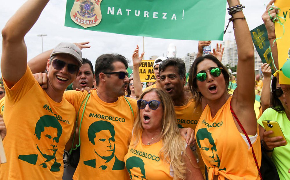 Atores como Márcio Garcia, Marcelo Serrano, Suzana Vieira e Malvino Salvador têm recebido duras críticas nas redes sociais por ter apoiado o afastamento da presidente Dilma e agora ter visto o fim do Ministério da Cultura; enquanto artistas como Wagner Moura e Caetano Veloso criticam a decisão, esse grupo minimiza; "Mais vale a participação de uma classe junto aos órgãos competentes do que especificamente haver um ministério exclusivo para atender às demandas", disse Malvino Salvador; "Artistas consagrados precisam de dinheiro público? Será que não conseguem viver dos seus admiradores?", questionou Marcelo Madureira, ex-Casseta e Planeta, que defendeu também o fim da meia-entrada para estudantes e idosos