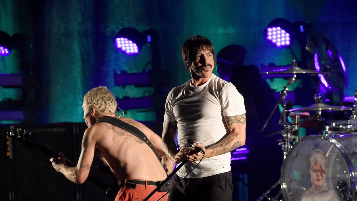 Vocalista do Red Hot Chili Peppers, Anthony Kiedis, foi levado ao hospital no sábado, forçando o cancelamento do show da banda em Irvine, na Califórnia, Estados Unidos; revista Billboard disse que Kiedis foi retirado do local em uma ambulância por causa de uma dor de estômago muito forte, citando um representante da rádio KROQ, mas que a causa exata do problema ainda era desconhecida; "Desejamos amor e uma rápida recuperação ao meu irmão Anthony", disse o baterista da banda, Chad Smith, no Twitter