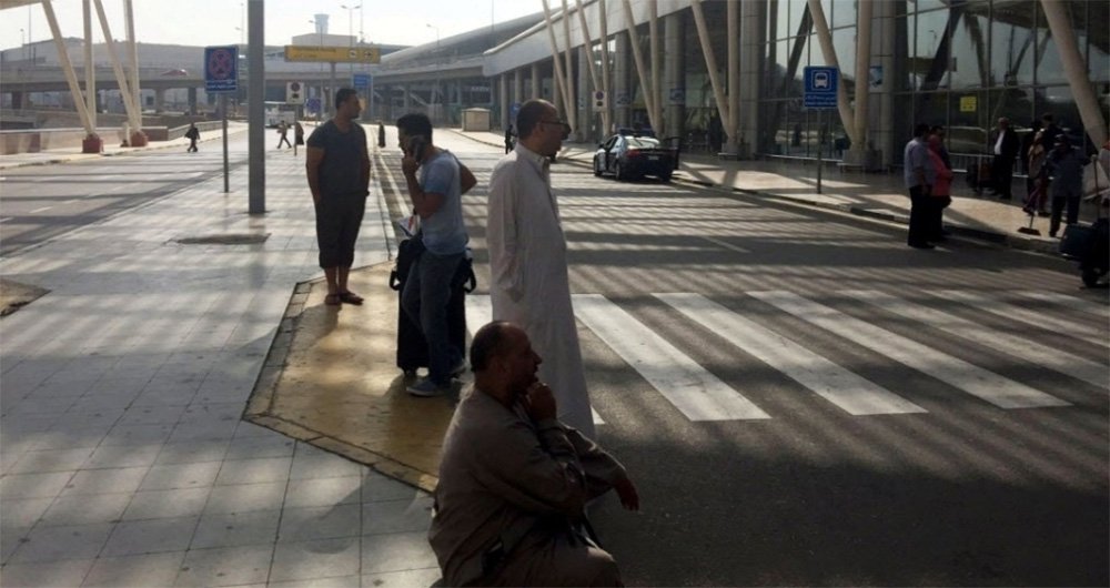 As Forças Armadas gregas anunciaram ter encontrado destroços no mar, próximo à Ilha de Creta, quando procuravam o avião da EgyptAir que caiu na madrugada desta quinta-feira, 19, no Mediterrâneo, com 66 pessoas a bordo; "Foram encontrados a sudeste de Creta, dentro da área de informação aérea do Cairo", afirmou um porta-voz do Estado-Maior, Vassilis Beletsiotis à agência France Presse