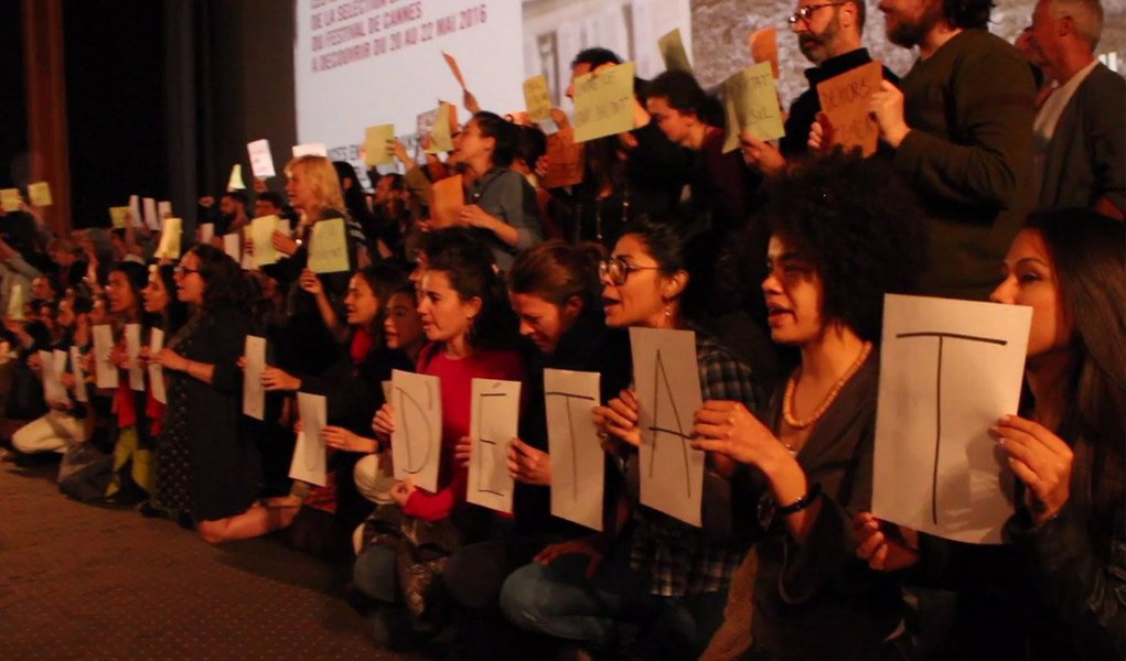 Na véspera da entrega da Palma de Ouro no Festival de Cannes, os filmes que concorrem ao prêmio foram projetados em avant-première em Paris; na projeção do filme brasileiro Aquarius, indicado ao prêmio, a plateia seguiu o exemplo do diretor brasileiro Kléber Mendonça Filho e dos atores do filme que se manifestaram essa semana em Cannes contra o golpe de Estado no Brasil