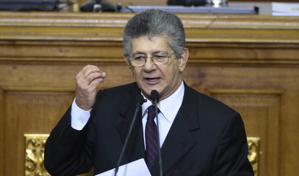 Congresso venezuelano, atualmente controlado pela oposição ao governo de Nicolás Maduro, advertiu a empresas internacionais que têm investimentos no país ou planejam fazê-los que não reconhecerá qualquer contrato que não contem com seu aval prévio; "Vamos informar todas as embaixadas que os únicos contratos válidos serão os revisados pela AN", afirmou o presidente do Congresso, Henry Ramos; "Contratos não aprovados pela Assembleia não poderão ter vigência nem neste nem no próximo governo", completou; há cerca de duas semanas, Maduro decretou estado de exceção e emergência econômica, o que lhe autoriza, entre outras coisas, a fazer acordos sem passar pela Assembleia Nacional