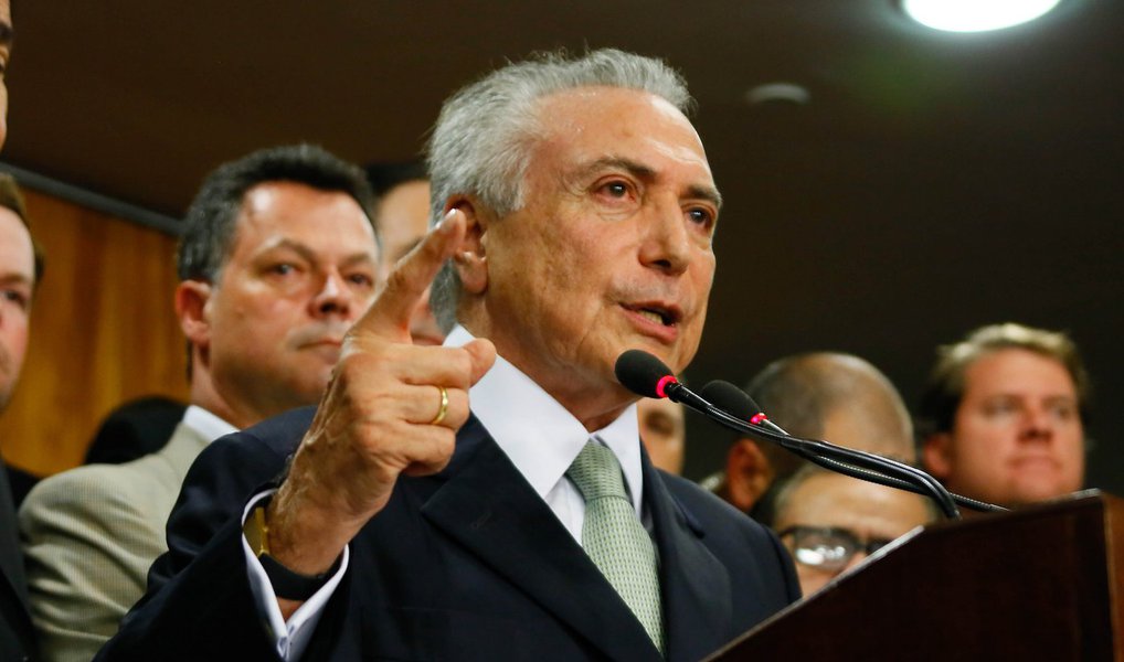 Diante da repercussão negativa da extinção do Ministério da Cultura, o presidente interino Michel Temer decidiu criar uma secretaria nacional de cultura, dando maior peso político à estrutura que será subordina ao Ministério da Educação; a proposta de criação de uma estrutura ampla, e não apenas um departamento para a área, deverá ser discutida no final de semana entre o peemedebista e o novo ministro da Educação, Mendonça Filho; a ideia é nomear uma mulher para o setor, para tentar reduzir as críticas à ausência de ministras na equipe de Temer, mas  PPS quer indicar o ator Stepan Nercessian, filiado ao partido