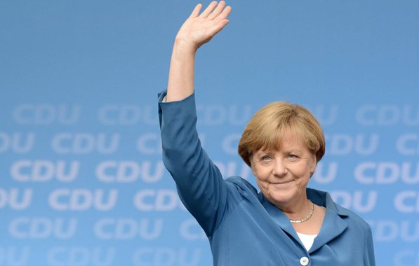 A chanceler alemã Angela Merkel defendeu que o G7 (grupo dos sete países mais industrializados do mundo) deve manter as sanções impostas à Rússia por causa do conflito no Leste da Ucrânia; "Para mim é muito cedo para dar sinal verde", disse ela, sobre um eventual levantamento das sanções; Merkel disse a jornalistas que nenhuma mudança de posição sobre o assunto é esperada; a chanceler participa da Cúpula do G7, que ocorre até sexta-feira (27) no Japão