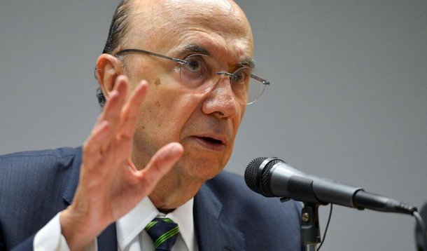 Em entrevista a Kennedy Alencar, o ministro da Fazenda, Henrique Meirelles, é claro ao falar da batalha que travará no Congresso para aprovar medidas de combate à crise econômica: sem aumentar impostos, o corte de despesas públicas terá de ser muito maior para recuperar a credibilidade da política fiscal