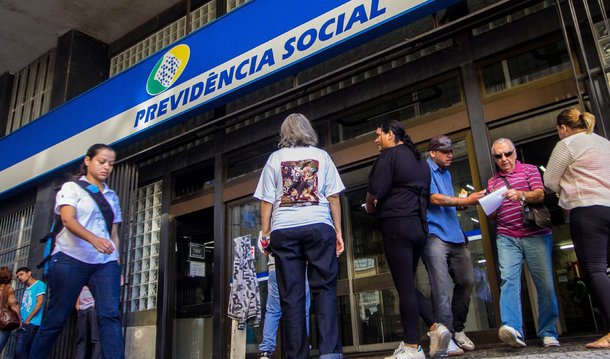 Confederação Nacional da Indústria (CNI) divulga pesquisa em que 65% dos brasileiros concordam com mudanças na idade mínima para a aposentadoria; ao todo, 75% preferem algum tipo de mudança nas regras da aposentadoria para garantir a sustentabilidade do regime, de acordo com o levantamento, que segundo a entidade, só foi divulgado agora por falta de recursos para publicação e das férias de fim de ano; além disso, a CNI diz que preferiu não divulgar os números durante a análise do impeachment da presidente Dilma Rousseff