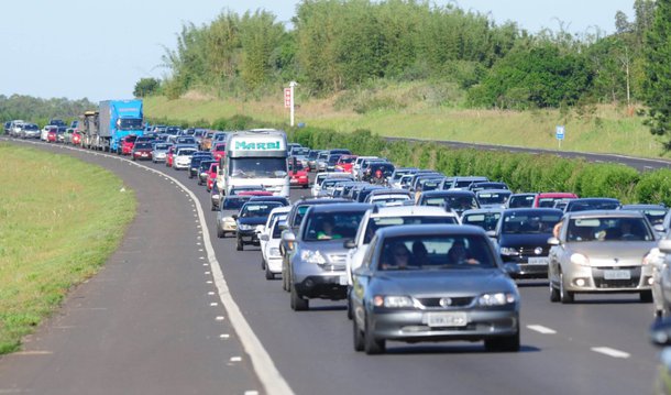A concessionária que administra a Via Lagos, no Rio, inicia um esquema especial de operações para atender o aumento do fluxo no feriado de Corpus Christi; a expectativa é que cerca de 145 mil veículos passem pela estrada desta quinta (25), até segunda-feira (30); a Via Lagos (RJ-124) tem 57 km de extensão e liga o Rio de Janeiro à São Pedro da Aldeia, na Região dos Lagos