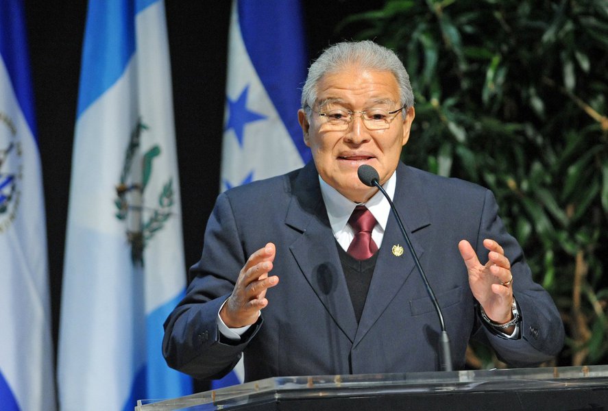 Salvador Sánchez Cerén, presidente de El Salvador, anunciou neste sábado que não reconhecerá Michel Temer como presidente do Brasil, e chamou a embaixadora salvadorenha, Diana Vanegas, de volta ao país; Sánchez Cerén disse que seu governo "respeita a democracia e a vontade popular", que a ampla movimentação do governo interino significa que já condenaram antecipadamente a presidenta eleita, Dilma Rousseff, e que se trata de "uma manipulação política"