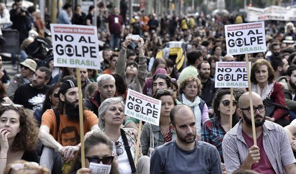 Manifestação realizada neste domingo 15, em Barcelona, na Espanha, em comemoração do 5º aniversário do 15M (Movimento dos indignados), denunciava: "No al golpe en Brasil"! e associava, nos cartazes, o golpe parlamentar no País à TV Globo