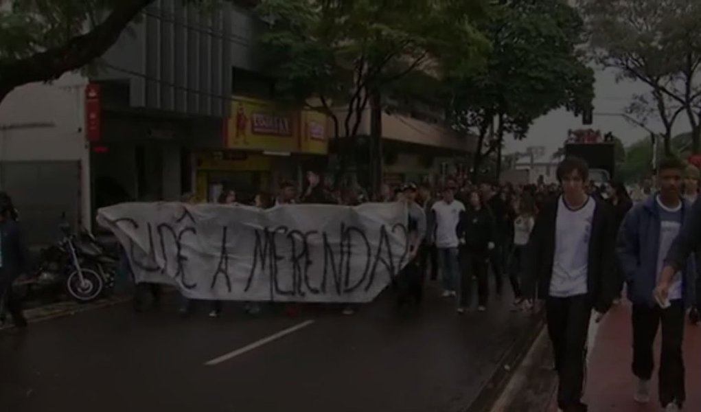 Já são três colégios ocupados no município de Maringá, Noroeste do Paraná, em reivindicação de melhoria na qualidade da merenda e pela instalação da CPI do Quadro Negro, para investigar o desvio de R$ 24 milhões que seriam destinados à construção e reformas de escolas; tendência é que o movimento #OcupaParaná se amplie para outras regiões do Estado; enquanto isso, governador Beto Richa (PSDB) viajou para Mendoza, na Argentina, onde faz roteiros gastronômico, com bom vinho, e de esporte radicais