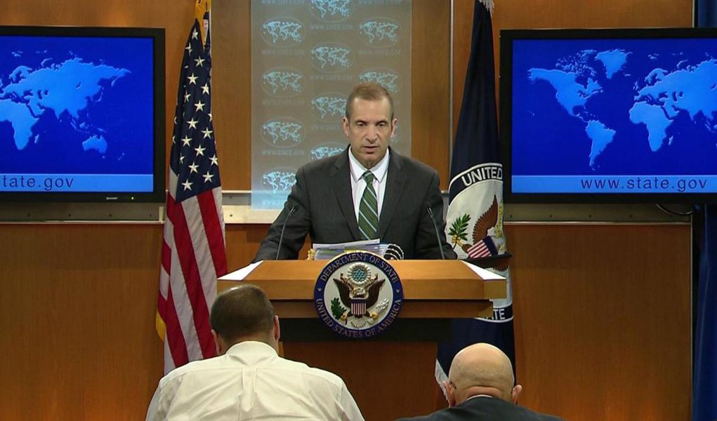 Durante entrevista diária concedida a jornalistas, o porta-voz Mark Toner foi questionado sobre as gravações que tiraram Romero Jucá do ministério do Planejamento; "Não é hora de considerar que o que aconteceu no Brasil pode ter sido um golpe sem sangue ou um golpe brando?", indagou um jornalista; Mark Toner se limitou a dizer que "você está falando de mudanças internas do governo brasileiro, eu indicaria que fale com eles sobre esses processos"; "Nós acreditamos que [o Brasil] tem uma democracia e instituições fortes o suficiente para navegar nesta crise", reiterou