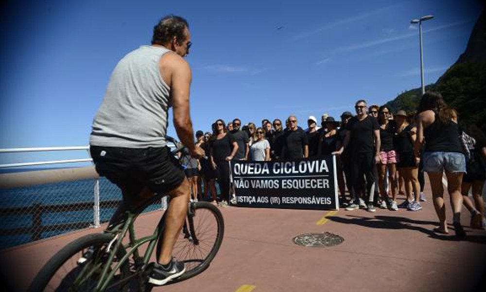 Os cariocas Cláudia Medeiros e Beto Góes convocaram pelo Facebook um ato neste domingo no Mirante do Leblon, não só para cobrar justiça pela morte do engenheiro Eduardo Marinho de Albuquerque e do gari Ronaldo Severino da Silva, vítimas do desabamento da ciclovia, mas também para criticar o descaso em relação à qualidade da obra; segundo especialistas, não teria sido observado devidamente o impacto do mar naquela área, em períodos de ressaca