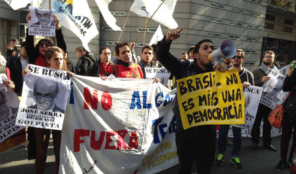 Em sua primeira missão oficial como chanceler brasileiro, José Serra foi alvo de manifestantes contrários ao governo interino de Michel Temer nesta segunda-feira, 23, em Bueno Aires, onde teria uma reunião com a chanceler argentina, Susana Malcorra; separados dos chanceleres por um cordão policial, centenas de manifestantes gritavam "golpista" e "não nos representa"