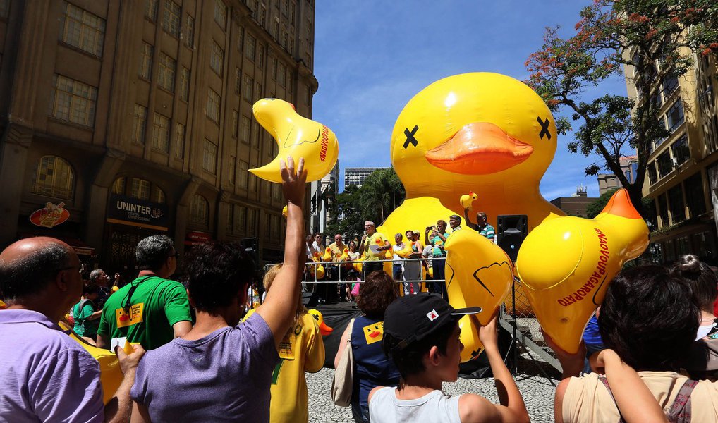 Simpáticos mesmo são os miquinhos do sítio brasilis. Fizeram uma folia com camisa do Brasil e panela na mão. Mas rápido voltaram para jaula, com medo da insegurança no sítio, para assistir os patos e os ratos se esbaldarem em banquetes