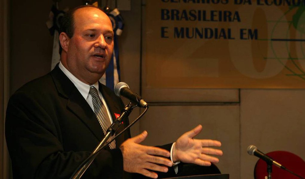 Ministro da Fazenda do governo interino de Temer, Henrique Meirelles anuncia nesta terça-feira que Ilan Goldfajn, economista-chefe do Itaú Unibanco, será o novo presidente do Banco Central, no lugar de Alexandre Tombini; ele exerceu o cargo de diretor de Política Econômica do Banco Central de 2000 e 2003, na gestão Armínio Fraga