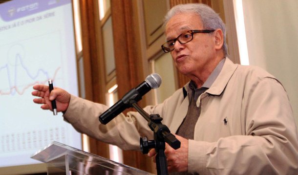 Ex-ministro de FHC, o economista Luiz Carlos Mendonça de Barros recomenda cautela ao governo em exercício de Michel Temer; ele diz que há um ambiente propício para a sociedade aceitar medidas duras, mas ressalta que o governo interino "não foi eleito", o que se traduz em fragilidade; "Ele está eleito em função de uma crise. Tem um mandato capenga do ponto de vista do eleitorado", afirma