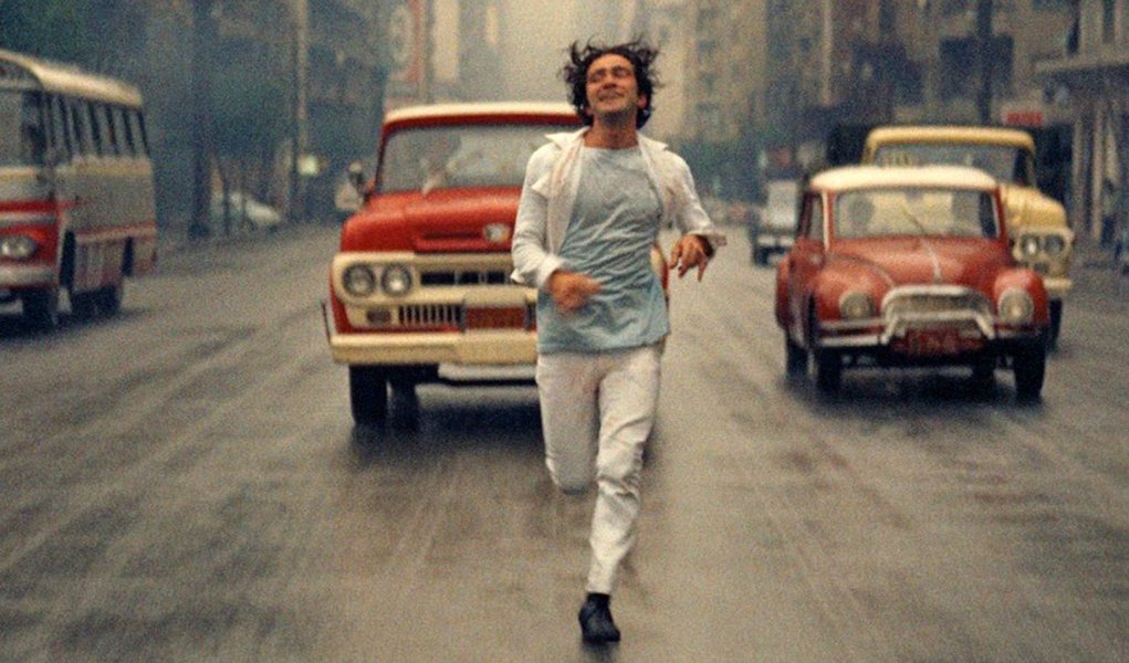Filme de Eryk Rocha, filho de Glauber Rocha, levou neste sábado 21 o "Olho de Ouro" do Festival de Cannes, prêmio paralelo dedicado ao melhor documentário do festival; produção trata do movimento cinematográfico nascido no Brasil que revolucionou a criação artística nos anos 1960 e 1970; outros dois filmes brasileiros concorrem a prêmios em Cannes neste domingo