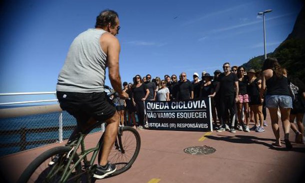 Os cariocas Cláudia Medeiros e Beto Góes convocaram pelo Facebook um ato neste domingo no Mirante do Leblon, não só para cobrar justiça pela morte do engenheiro Eduardo Marinho de Albuquerque e do gari Ronaldo Severino da Silva, vítimas do desabamento da ciclovia, mas também para criticar o descaso em relação à qualidade da obra; segundo especialistas, não teria sido observado devidamente o impacto do mar naquela área, em períodos de ressaca