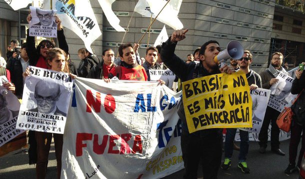Em sua primeira missão oficial como chanceler brasileiro, José Serra foi alvo de manifestantes contrários ao governo interino de Michel Temer nesta segunda-feira, 23, em Bueno Aires, onde teria uma reunião com a chanceler argentina, Susana Malcorra; separados dos chanceleres por um cordão policial, centenas de manifestantes gritavam "golpista" e "não nos representa"