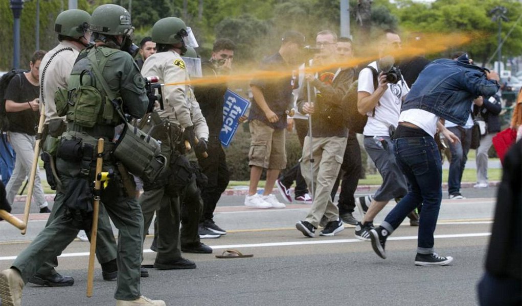 Um comício do pré-candidato republicano à presidência americana, Donald Trump, terminou em confusão no estado da Califórnia, perto da fronteira com o México; do lado de fora, centenas de imigrantes protestavam contra o plano de Trump de construir um muro entre os Estados Unidos e o México; a polícia teve que intervir para evitar choques, trinta e cinco pessoas acabaram presas