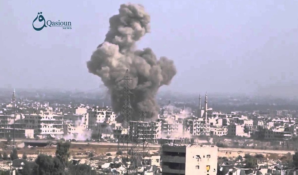 A aviação russa iniciou neste domingo (22) uma nova série de ataques à cidade síria de Alepo, na primeira ação militar desde a entrada em vigor de uma trégua parcial acordada entre os governos russo e norte-americano em 27 de fevereiro, de acordo com o Observatório Sírio dos Direitos Humanos (OSDH); aviões russos e sírios lançaram 40 ataques contra a Estrada Castello, ao norte de Alepo, via vital para os rebeldes porque o abastecimento da parte da cidade que controlam é feito por este eixo