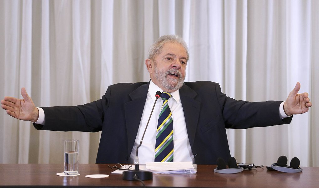 Os advogados do ex-presidente Lula divulgaram nota nesta tarde para repudiar a matéria sob título 'PGR não tem mais dúvidas de que Lula comandou trama contra a Lava Jato', publicada na edição deste final de semana; a defesa do ex-presidente 'identifica essa matéria como mais um capítulo da campanha urdida e alimentada por alguns agentes públicos e setores da imprensa descomprometidos com a realidade dos fatos e com o Direito'