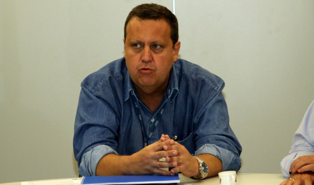 O governo do Rio de Janeiro nomeou o engenheiro Wagner Victer como secretário estadual de Educação; Victer, ex-presidente da Fundação de Apoio à Escola Técnica (Faetec) e da Companhia Estadual de Água e Esgoto (Cedae), substitui Antônio Netto, que deixou o cargo ontem, em meio a problemas envolvendo  ocupações de escolas estaduais por estudantes; o Colégio Estadual Mendes de Moraes, o primeiro a ser ocupado pelos alunos, no dia 21 de março, foi desocupado, depois de uma negociação com a Secretaria Estadual de Educação; Antônio Netto entregou o cargo logo depois de reunião com os alunos na sede da secretaria