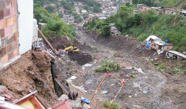 Secretária de Assistência Social não depositou benefício para 10.095 famílias do Estado do Rio de Janeiro; beneficiários do programa perderam suas casas em tragédias como a da Região Serrana, em 2011, e a do Morro do Bumba, em Niterói, em 2010; governo estadual gasta R$ 4,4 milhões mensais com o aluguel social; valor seria quase suficiente para construir 998 apartamentos