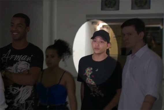 O ex-namorado da jovem estuprada por diversos homens em uma comunidade no Rio se apresentou na noite desta sexta-feira (27), na Cidade da Polícia, para ser ouvido; junto se apresentou outro jovem, que seria o responsável pela divulgação do vídeo na internet; o advogado que representa o jogador de futebol Lucas Perdomo, que teria namorado a jovem no passado, Eduardo Antunes, negou que seu cliente tenha participado de estupro da adolescente; segundo ele, o jogador, o rapaz que teria divulgado o vídeo, uma moça e a adolescente entraram em uma casa abandonada para praticar sexo e que seu cliente saiu e deixou o local