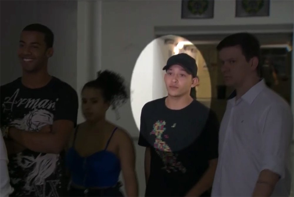 O ex-namorado da jovem estuprada por diversos homens em uma comunidade no Rio se apresentou na noite desta sexta-feira (27), na Cidade da Polícia, para ser ouvido; junto se apresentou outro jovem, que seria o responsável pela divulgação do vídeo na internet; o advogado que representa o jogador de futebol Lucas Perdomo, que teria namorado a jovem no passado, Eduardo Antunes, negou que seu cliente tenha participado de estupro da adolescente; segundo ele, o jogador, o rapaz que teria divulgado o vídeo, uma moça e a adolescente entraram em uma casa abandonada para praticar sexo e que seu cliente saiu e deixou o local