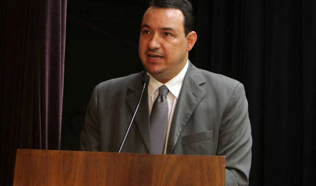 O ex-chefe de gabinete da Secretaria Estadual de Educação, Caio Castro Lima, disse que o executivo falhou e se omitiu ao não dar respaldo à Secretaria Estadual de Educação para as negociações com alunos e grevistas; “A secretaria falhou por não ter fiscalizado no início, ter deixado chegar a esse ponto as condições da escola. E houve uma falha, temos de ser claros, do governo do estado, em uma omissão do estado em não dar respaldo à secretaria para as negociações. Fui à frente com muito pouca retaguarda para negociações e levar esses pedidos”, lamentou Lima, que expulso por alunos de uma reunião para firmar um acordo para a desocupação da Colégio Estadual Prefeito Mendes de Morais