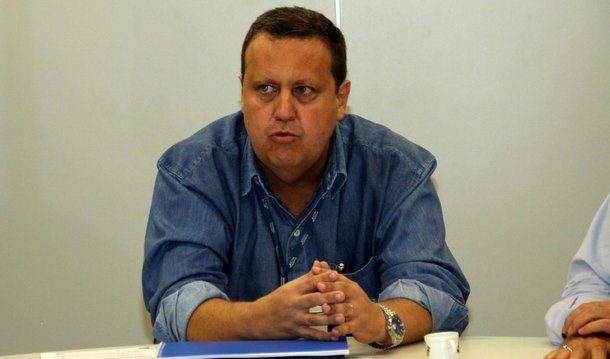 O governo do Rio de Janeiro nomeou o engenheiro Wagner Victer como secretário estadual de Educação; Victer, ex-presidente da Fundação de Apoio à Escola Técnica (Faetec) e da Companhia Estadual de Água e Esgoto (Cedae), substitui Antônio Netto, que deixou o cargo ontem, em meio a problemas envolvendo  ocupações de escolas estaduais por estudantes; o Colégio Estadual Mendes de Moraes, o primeiro a ser ocupado pelos alunos, no dia 21 de março, foi desocupado, depois de uma negociação com a Secretaria Estadual de Educação; Antônio Netto entregou o cargo logo depois de reunião com os alunos na sede da secretaria