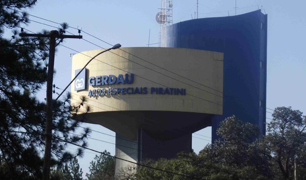 Escritório norte-americano de advocacia Faruqi &amp; Faruqi abriu investigaçõa para saber se a Gerdau ou seus executivos violaram regras do mercado nos Estados Unidos, e convocou investidores que perderam mais de US$ 100 mil dólares em investimentos em ações ou opções da siderúrgica, segundo o escritório, investigação envolve eventual não divulgação de que vários executivos da Gerdau "podem ter se envolvido em atividades ilegais e sonegação fiscal; na segunda-feira (17), a Polícia Federal indiciou 19 pessoas no âmbito da 6ª fase da operação Zelotes, incluindo executivos da empresa
