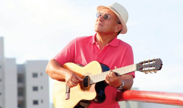 Corpo do engenheiro ambiental, cantor e compositor José Ribamar Viana, o Papete, que faleceu em decorrência de um câncer de próstata, deverá chegar à capital maranhense na madrugada desta sexta-feira (27); velório será realizado à partir das 6h, na Casa do Maranhão, região central da cidade. O corpo do músico será cremado no final da tarde; Papete era considerado uma das maiores referências musicais do Maranhão imortalizou cançõese composições como 'Bela Mocidade', 'Boi da Lua', 'Coxinho' e 'Bandeira de Aço'; ele também foi considerado como um dos melhores percussionistas do mundo, nos anos de 1982, 1984 e 1987, em participações do Festival de Jazz de Montreux, na Suíça