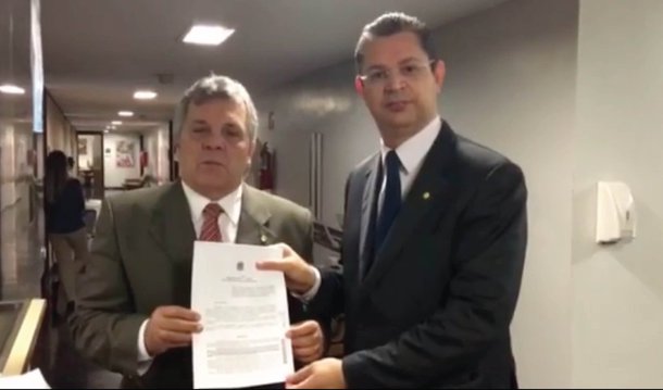 Os deputados Alberto Fraga (DEM-DF) e Sóstenes Cavalcante (DEM-RJ) protocolaram nesta quarta-feria, 25, requerimento na Câmara para a abertura da CPI da Rouanet, que pretende apurar supostas irregularidades na concessão de benefícios fiscais por meio da lei de incentivo; proposição conseguiu a adesão de 212 deputados, 41 a mais do que o mínimo necessário; os deputados afirmam que a lei seria "uma forma de 'terceirizar' um repasse de recursos federais"; "Estamos muito animados para passar o Brasil a limpo. Vivemos um novo momento no País", disse Cavalcante
